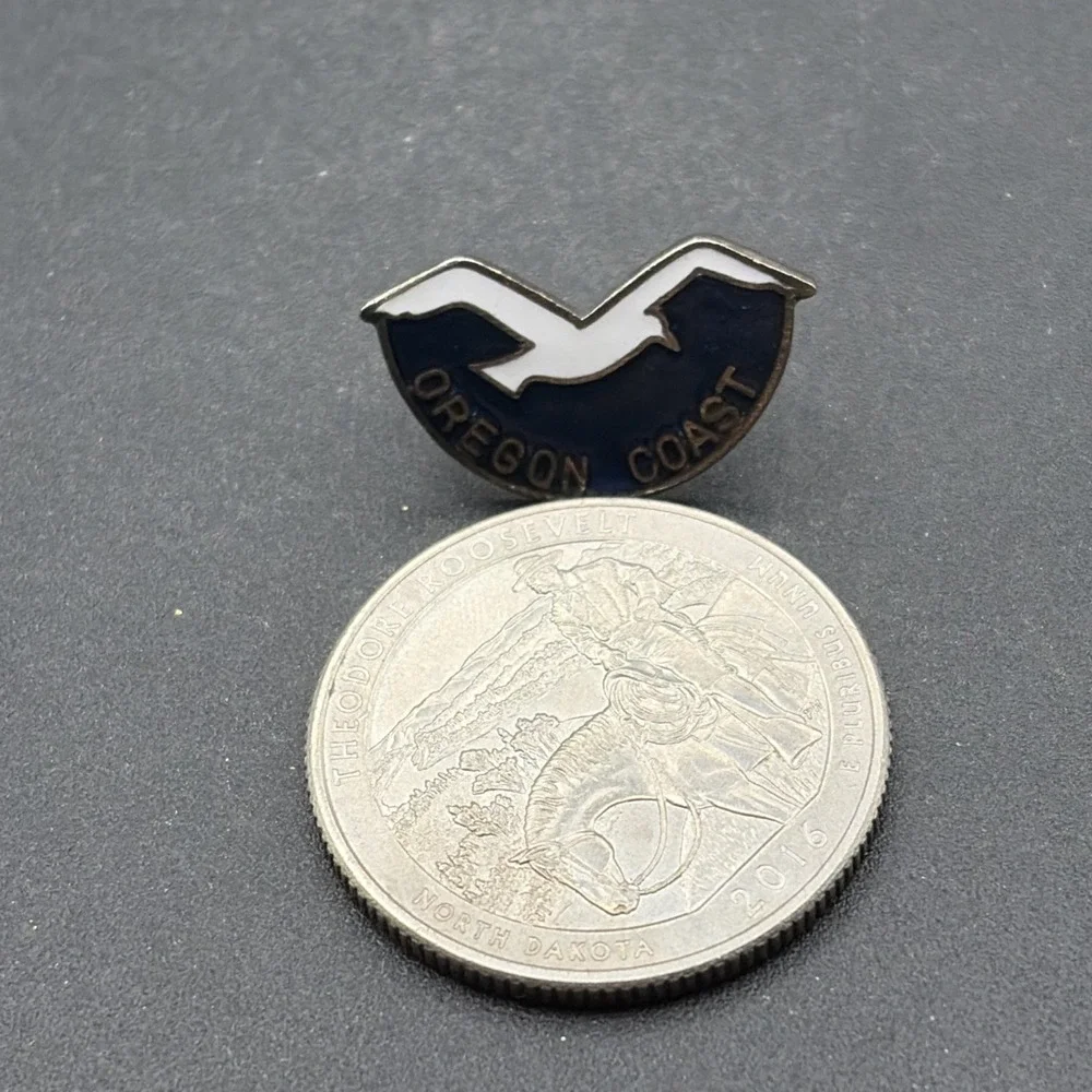 Oregon Coast Bird Flying Lapel Hat Pin‎